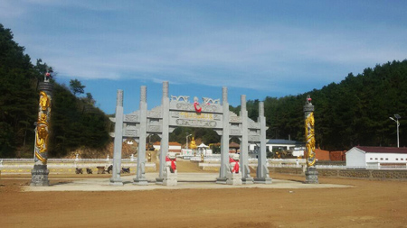 墓园进门口.jpg