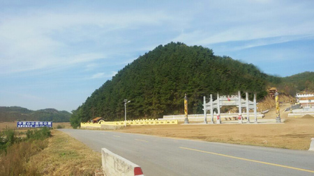墓园进门口与公路.jpg